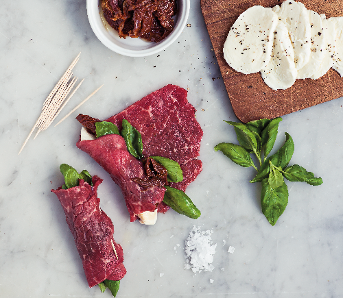 Lövbiffsrullader med mozzarella och tomat